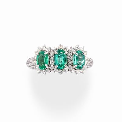 Anello in oro bianco 18k con smeraldi e diamanti