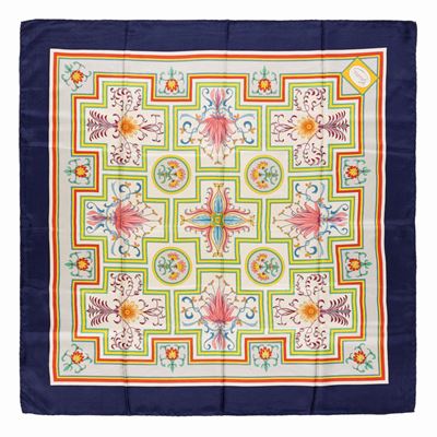Foulard in seta con motivo geometrico e floreale su fondo bianco e bordo blu