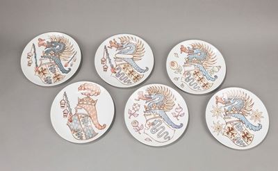Set di sei piatti in ceramica serigrafata con stemmi viscontei, 1970 ca.