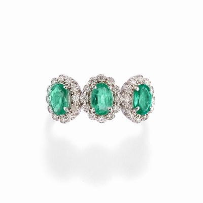 Anello con tre smeraldi ovali cabochon e diamanti, oro bianco 18k