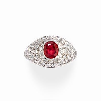 Anello con rubino ovale di ct 1,00 e diamanti, oro bianco 18k