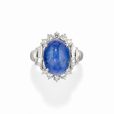 Anello con zaffiro stellato ovale cabochon e diamanti in platino