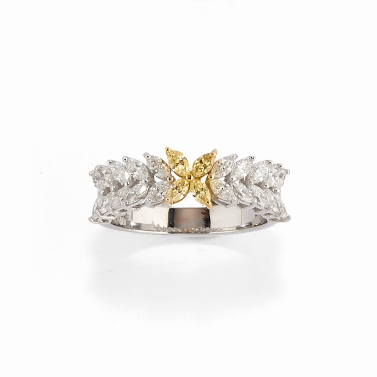 Anello con zaffiro stellato ovale cabochon e diamanti in platino