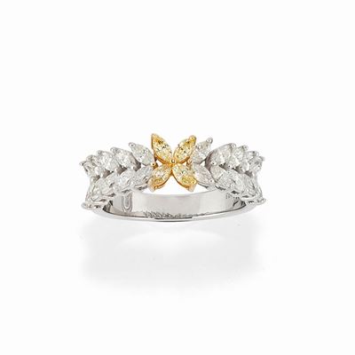 Anello in oro bicolore 18k con diamanti incolore e fancy yellow, ct 1,08