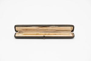  - Nib holder with gold nib decorated with filigree in leather case, early 20th century