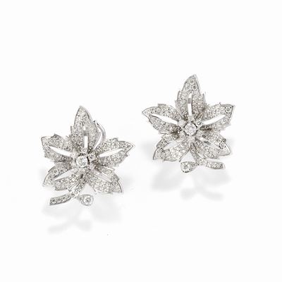 Orecchini in oro bianco 18k con diamanti, design floreale