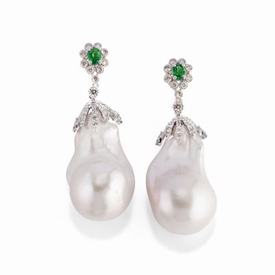 Orecchini pendenti in oro bianco 18k con perle coltivate e diamanti