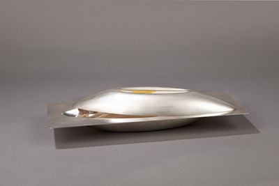 Contenitore in metallo argentato con coperchio