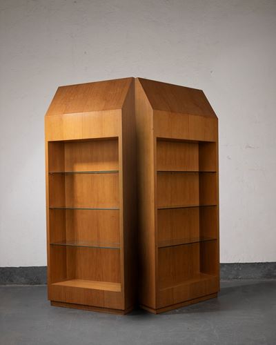 Due librerie in legno con mensole in vetro, circa 1960