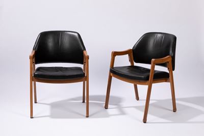 Due poltrone, modello 814, struttura in legno imbottita