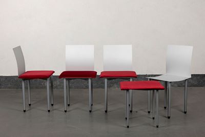Quattro sedie in acciaio cromato con pouf imbottiti in velluto