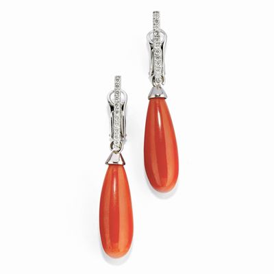 Orecchini pendenti in oro bianco 18k con corallo e diamanti