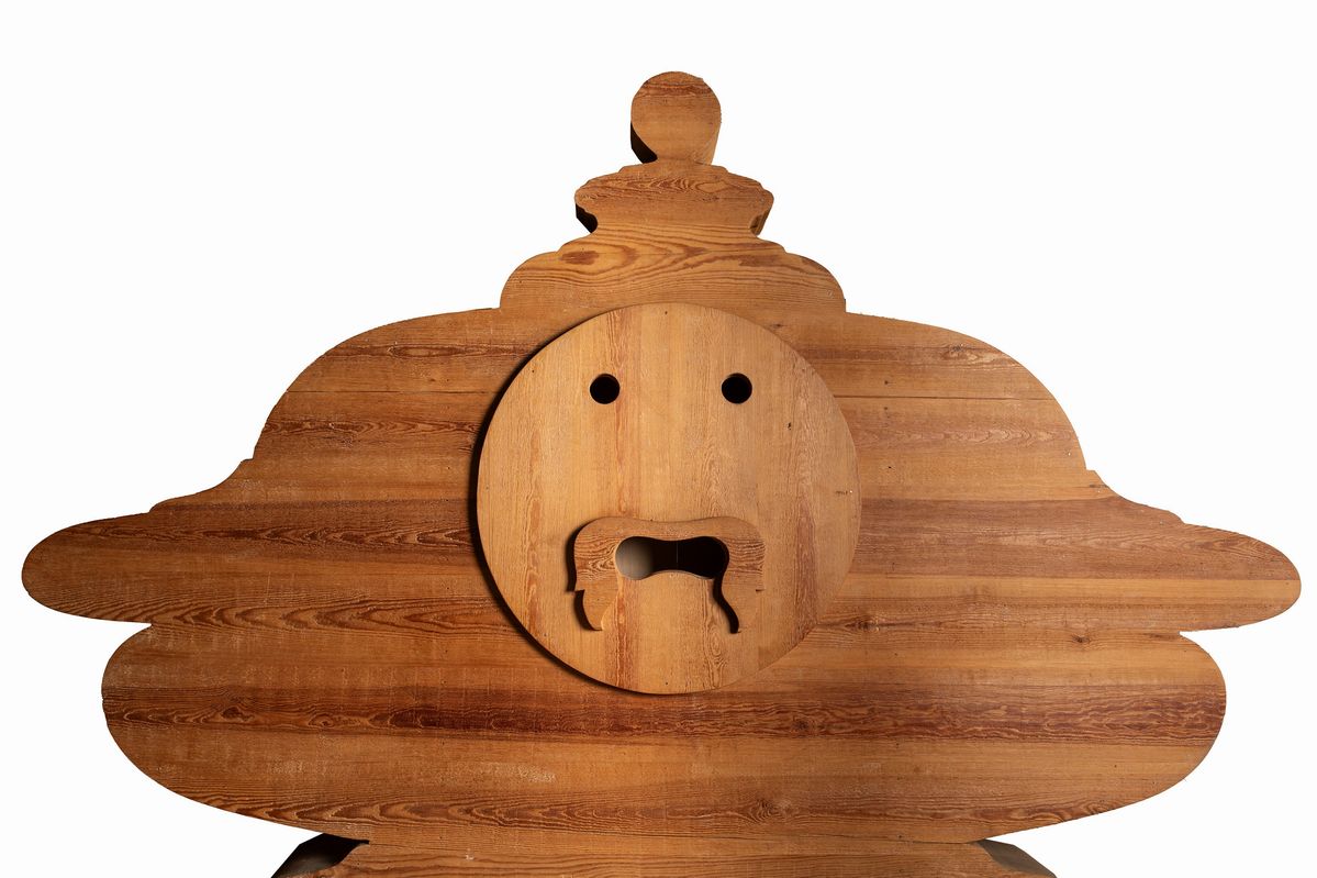 Mario Ceroli - La bocca della verità, scultura in legno di pino russo