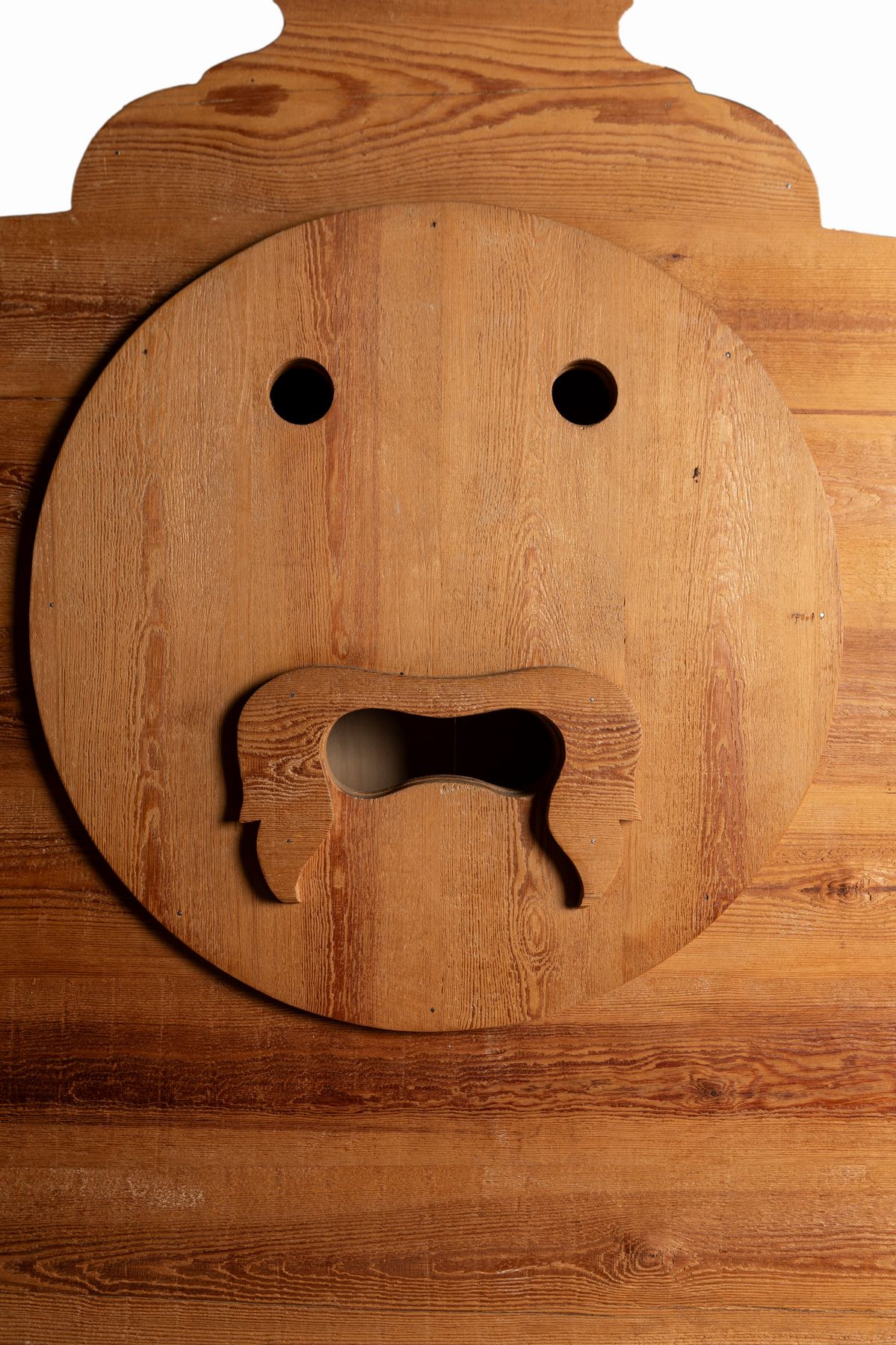 Mario Ceroli - La bocca della verità, scultura in legno di pino russo