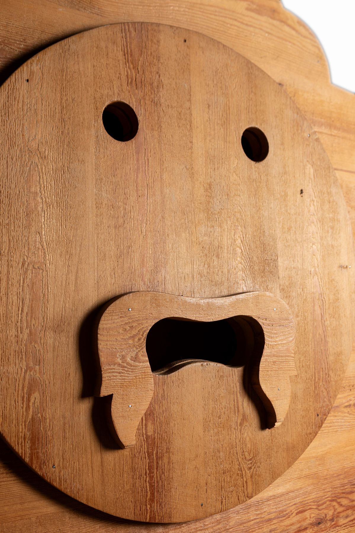 Mario Ceroli - La bocca della verità, scultura in legno di pino russo