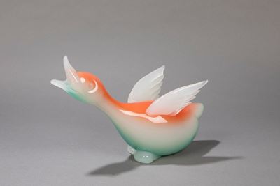 Scultura di un'anatra in vetro opalescente