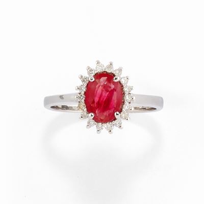 Anello in oro bianco 18k con rubino ovale di ct 1,20 e diamanti taglio brillante di ct 0,30