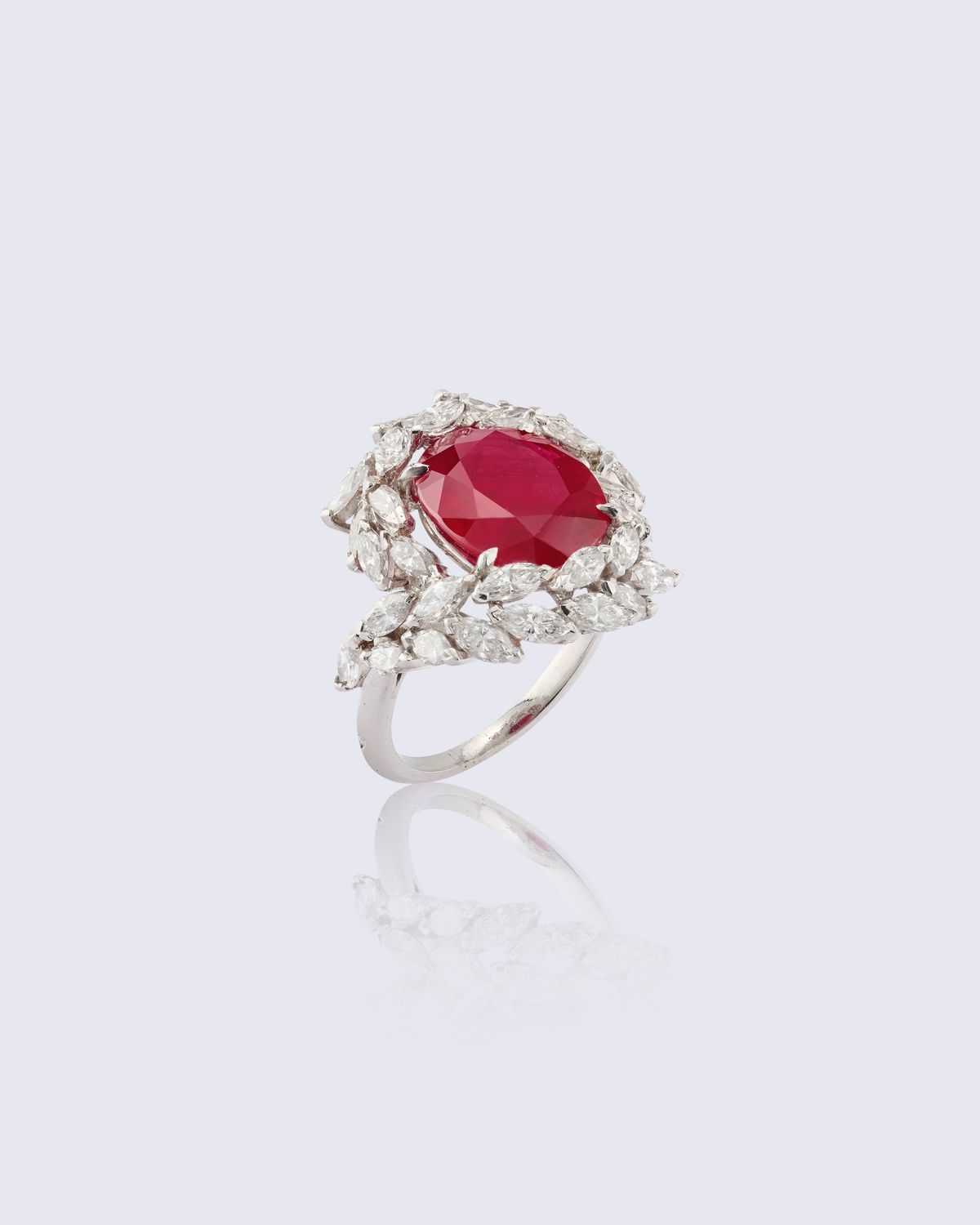 Anello con rubino Burma, platino e diamanti