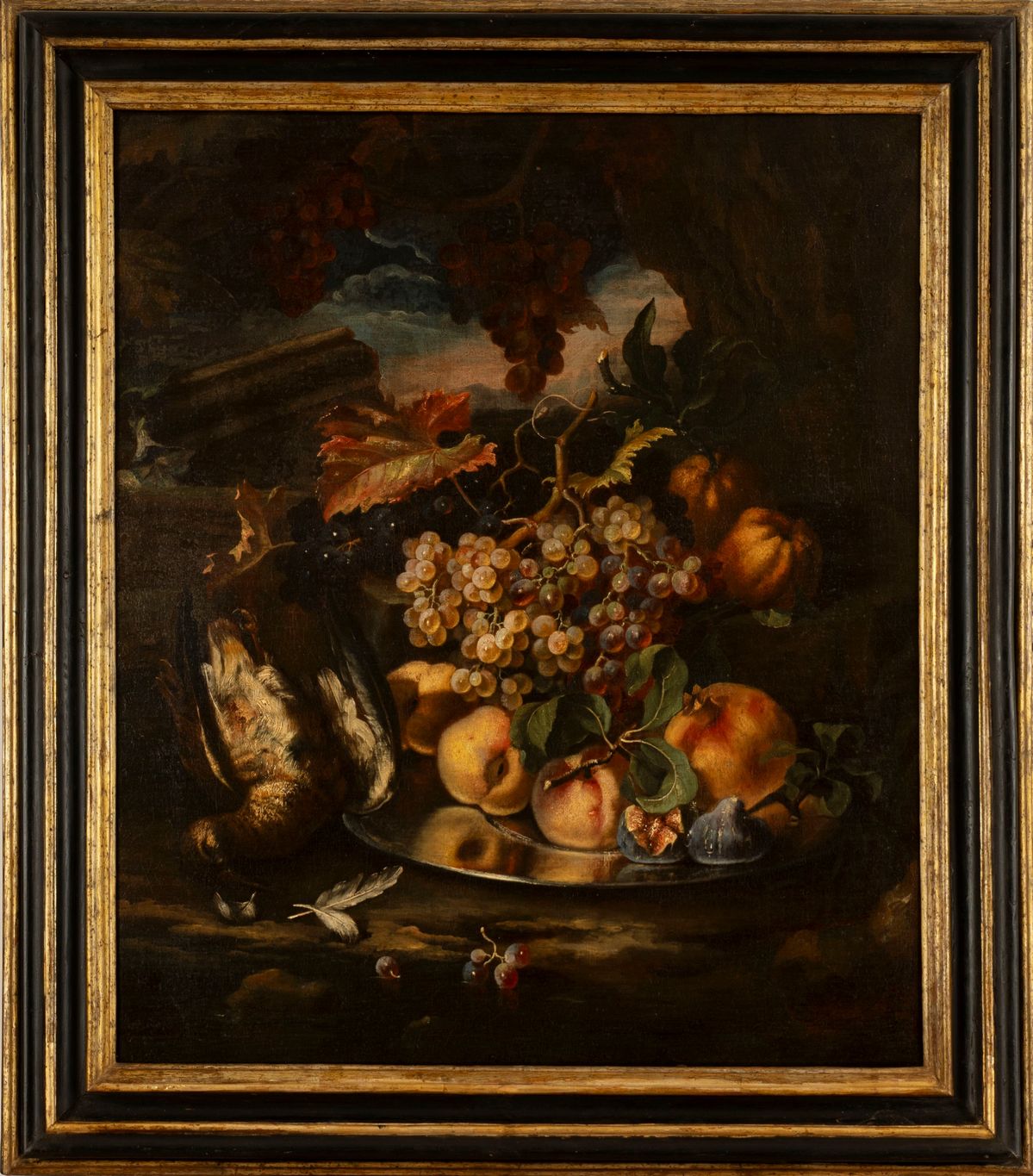 Pietro Navarra (attivo a Roma tra il 1685 e il 1714) - Natura morta di frutta su piatto d'argento...