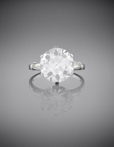 Bulgari, Anello solitario con diamante di ct 6,10 in oro bianco 18k