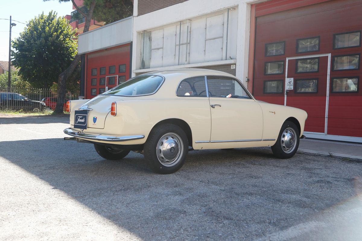 Alfa Romeo - Giulietta Sprint (bertone)