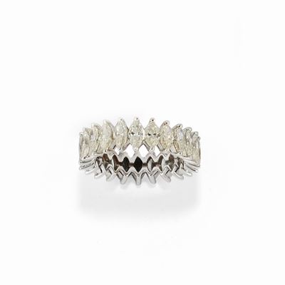 Anello in oro bianco 18k, eternity con diamanti taglio marquise
