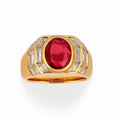 Anello in oro giallo 18k con rubino ovale e diamanti