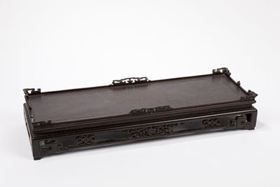 Stand in legno scuro intagliato e traforato, Cina, dinastia Qing, fine XVIII secolo