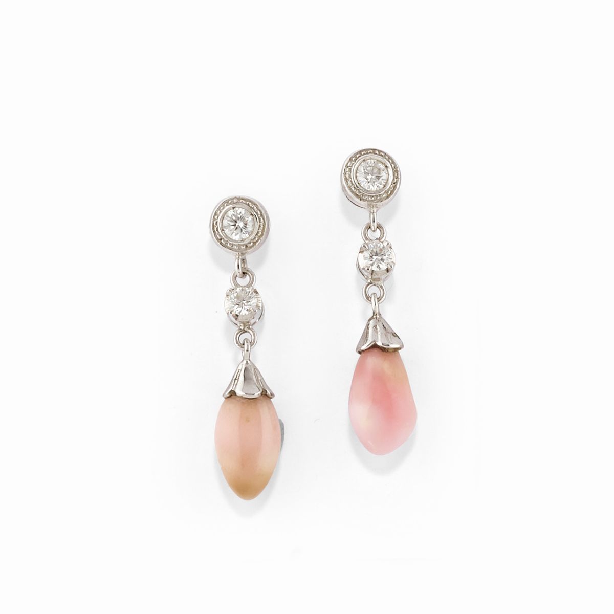 Parure in oro bianco 18k con quattro perle naturali Conch e diamanti