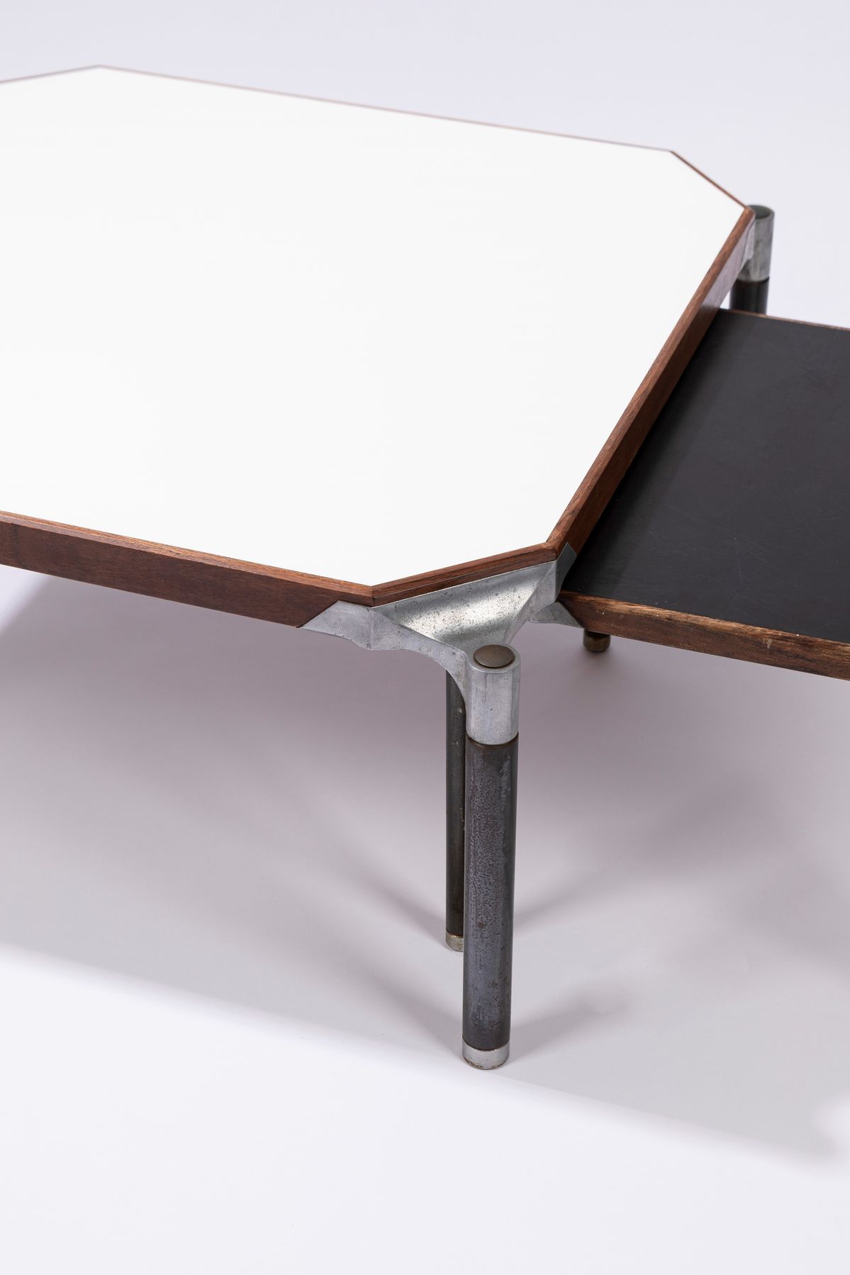 Renato Venturi - Due tavolini in laminato con piedi in alluminio verniciato