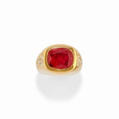 Anello in oro giallo 18k con rubino e diamanti