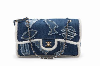 Borsa Egyptian Hieroglyph, denim con profili in montone, tracolla in catena metallica dorata e sa...