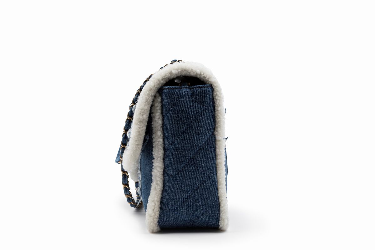 Chanel - Borsa Egyptian Hieroglyph, denim con profili in montone, tracolla in catena metallica do...