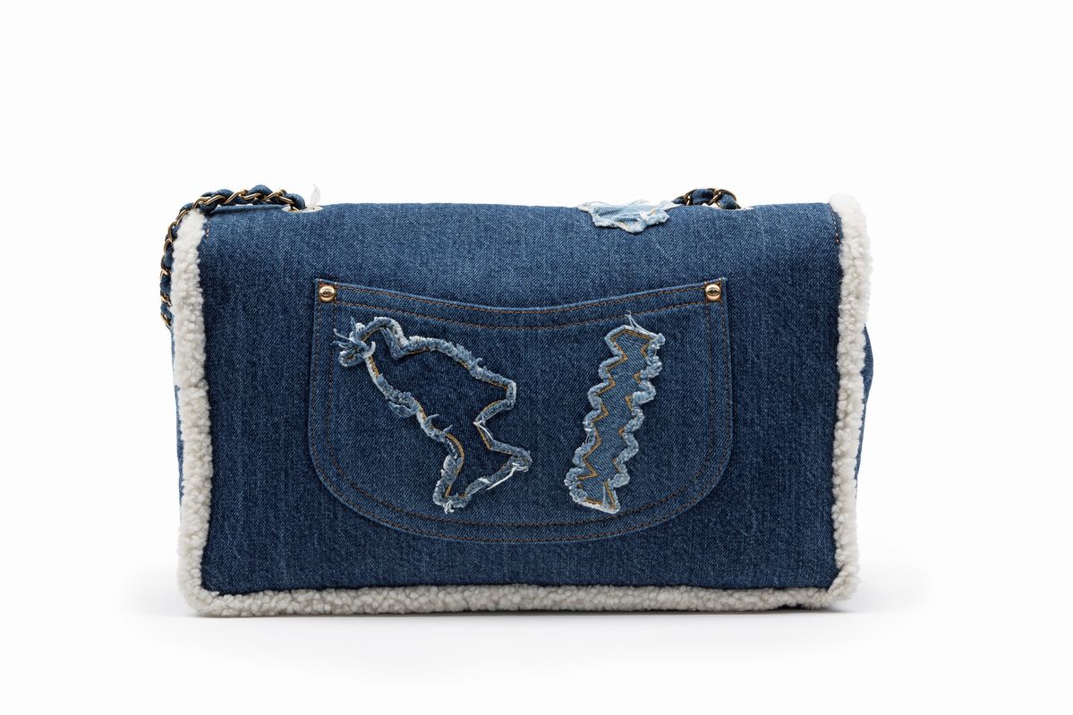 Chanel - Borsa Egyptian Hieroglyph, denim con profili in montone, tracolla in catena metallica do...