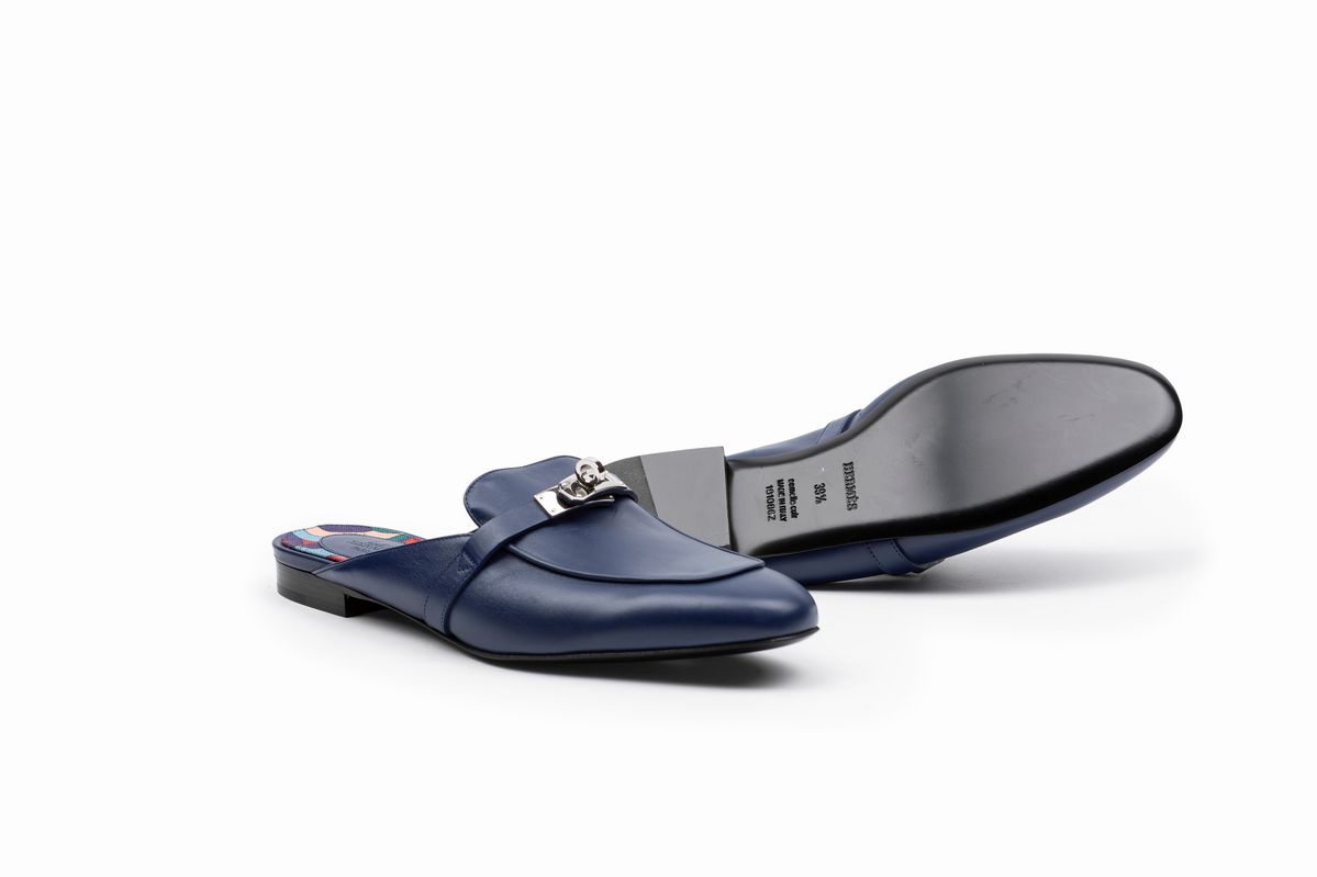 Hermès - Ciabattine OZ, in pelle blu indigo con fodera in cotone stampata