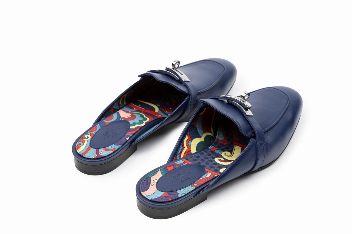 Hermès - Ciabattine OZ, in pelle blu indigo con fodera in cotone stampata