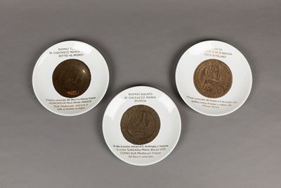 Set di tre piatti della serie Monete del Gran Ducato di Milano