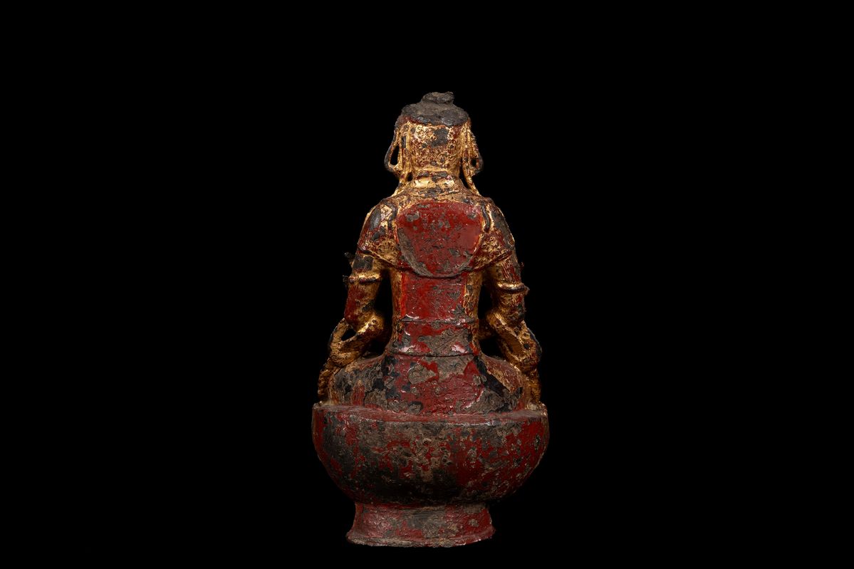 Cina, Dinastia Ming, Figura in bronzo dorato e laccato di un bodhisattva seduto su fiore di loto
