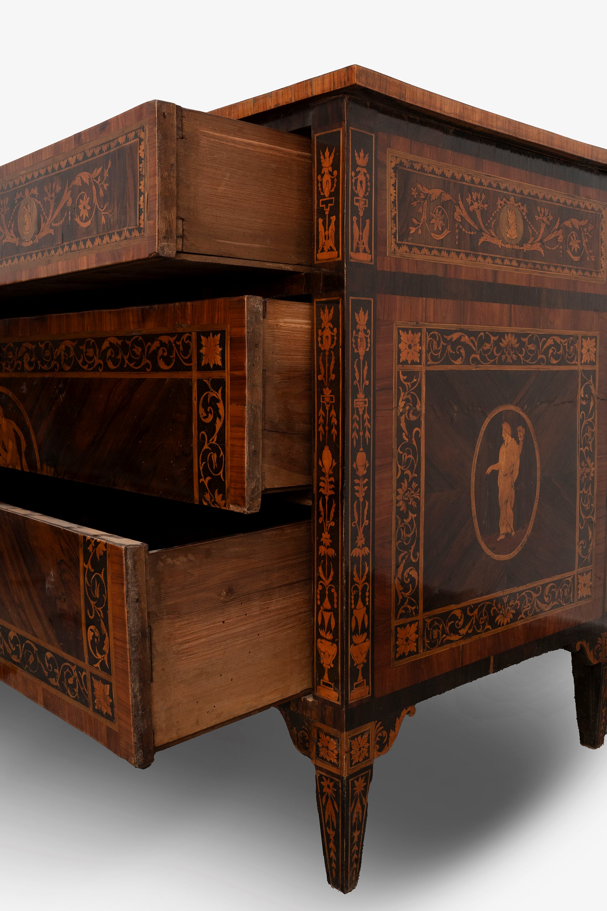 Bella Commode Luigi XVI Elegantemente Intarsiata in Legni Vari, Lombardia Secolo XVIII