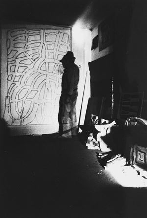 Lo scultore Pietro Consagra al lavoro