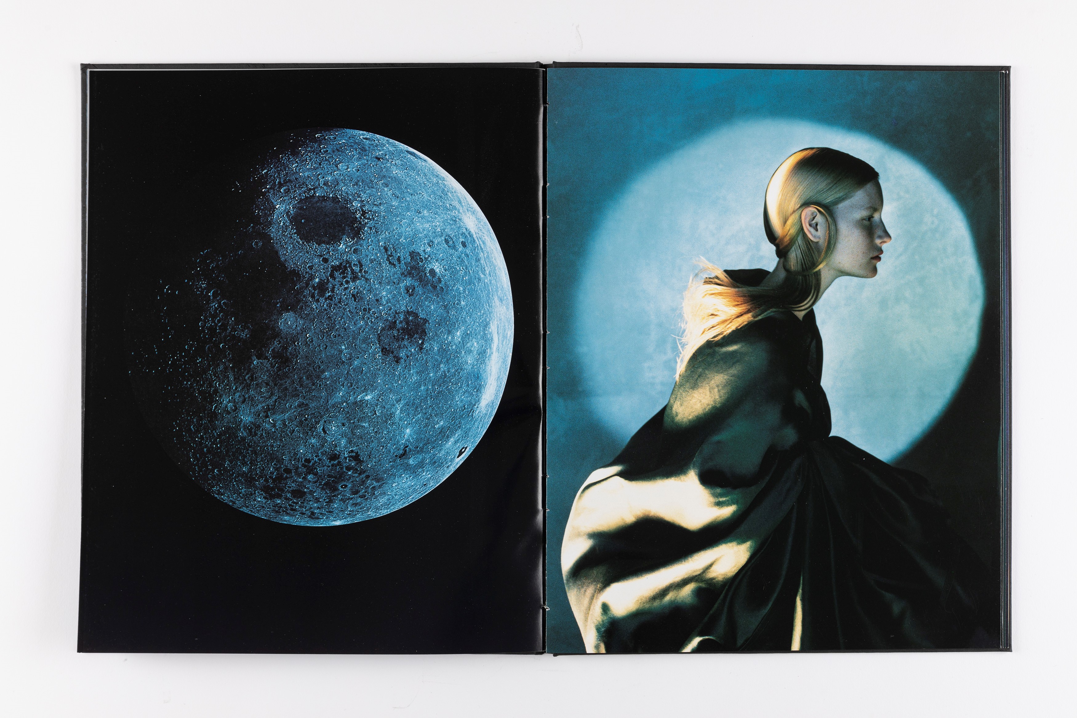 Javier Vallhonrat - Luna – Volume edito da Artes Graficas in cofanetto originale
