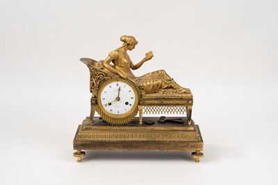 Pendola Impero in Bronzo Dorato Raffigurante Madame Recamier in Lettura, Inizi Secolo XIX
