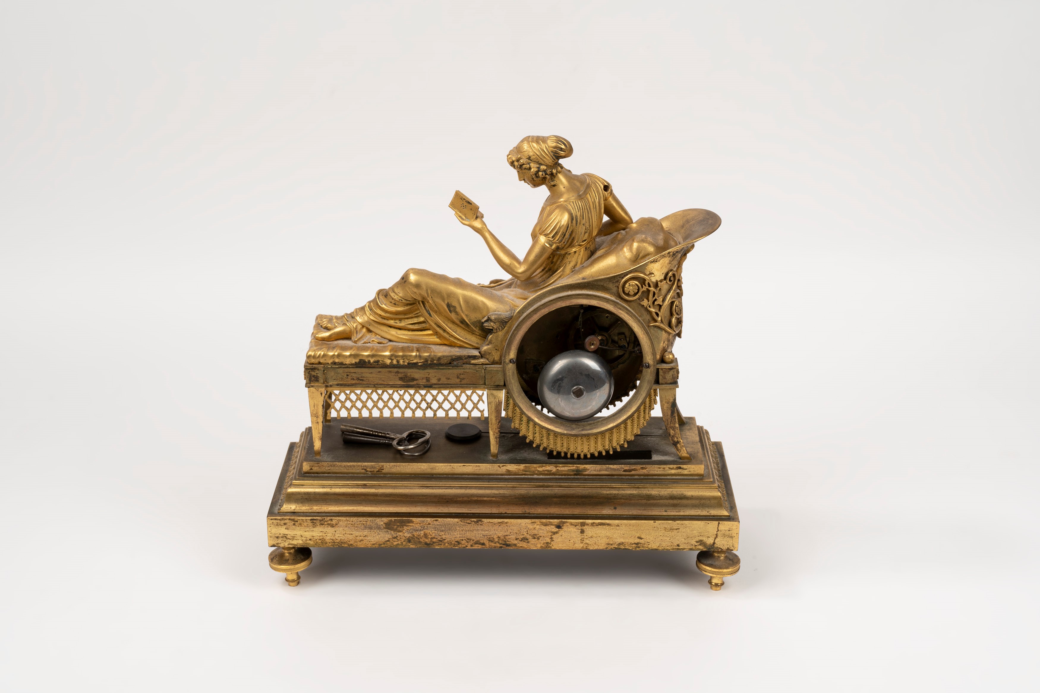 Pendola Impero in Bronzo Dorato Raffigurante Madame Recamier in Lettura, Inizi Secolo XIX