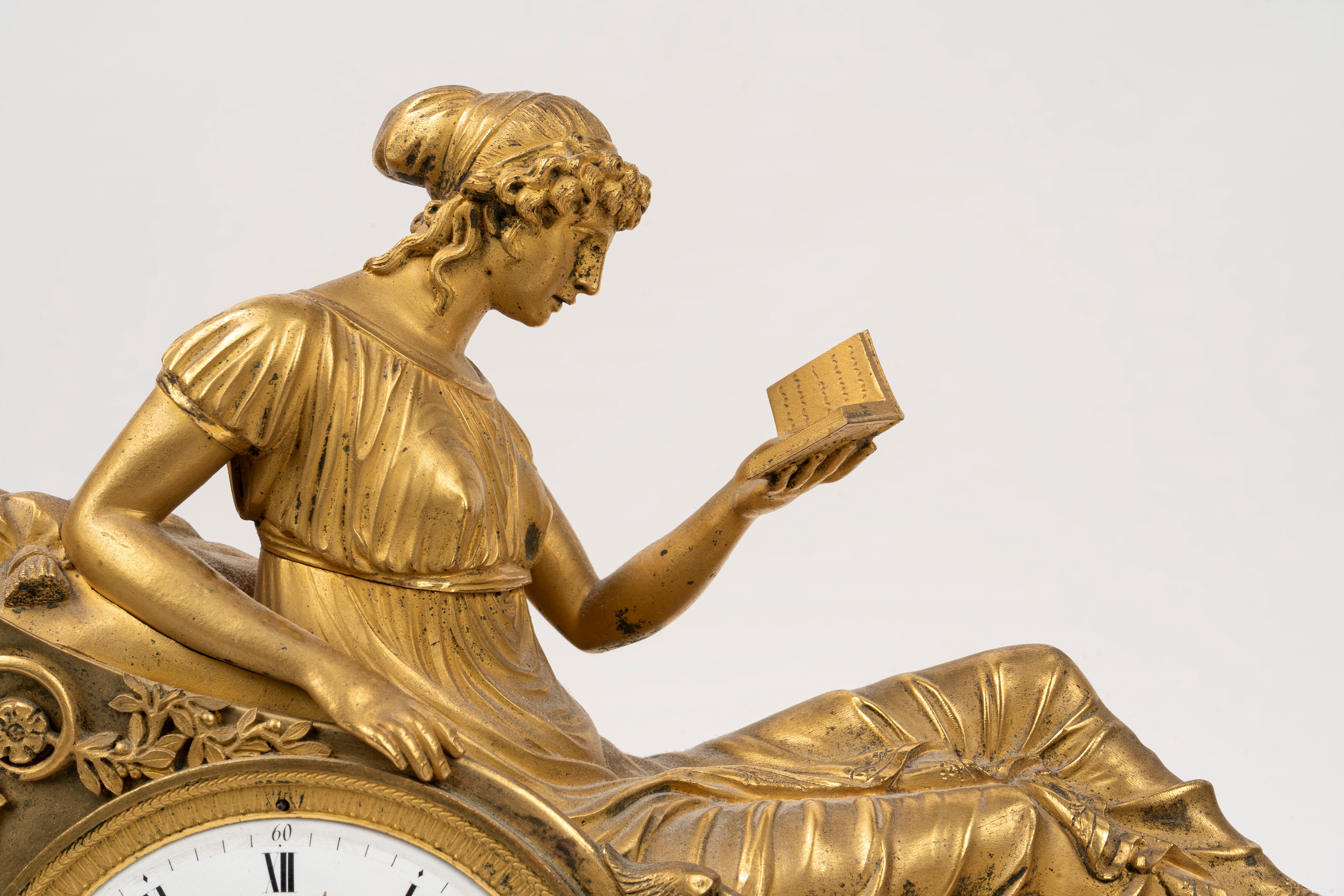 Pendola Impero in Bronzo Dorato Raffigurante Madame Recamier in Lettura, Inizi Secolo XIX