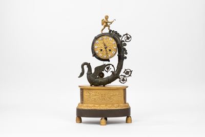 Pendola Carlo X in Bronzo Dorato e a Patina Scura, con Animale Fantastico e Cupido sulla Sommità,...
