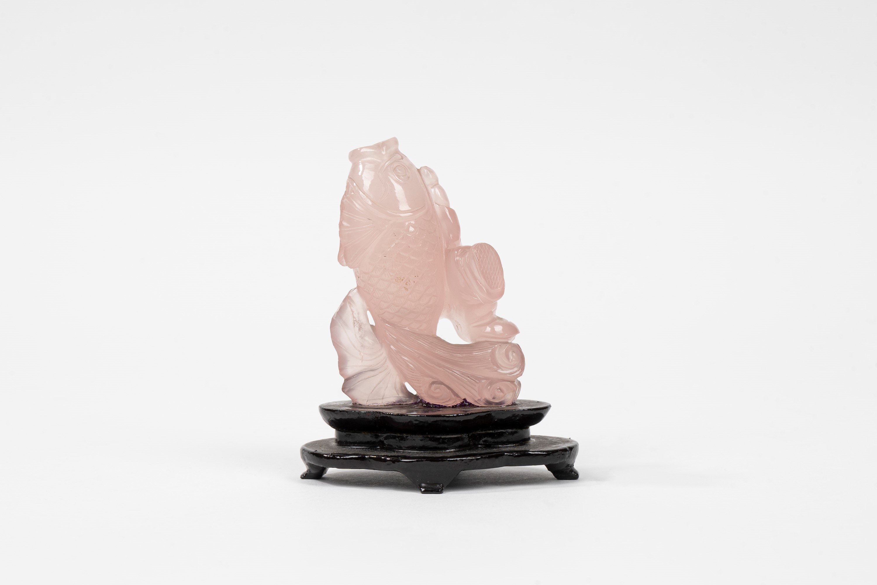 Snuff Bottle in Quarzo Rosa Raffigurante Bambino su Pesce, Cina Secolo XX