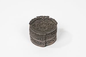  - Finely chiselled and embossed silver make-up box, peach-shaped, China, early 20th century