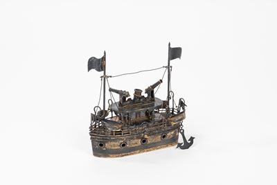 Scatola a Forma di Nave Cannoniera in Argento Dorato, Inizi Secolo XX