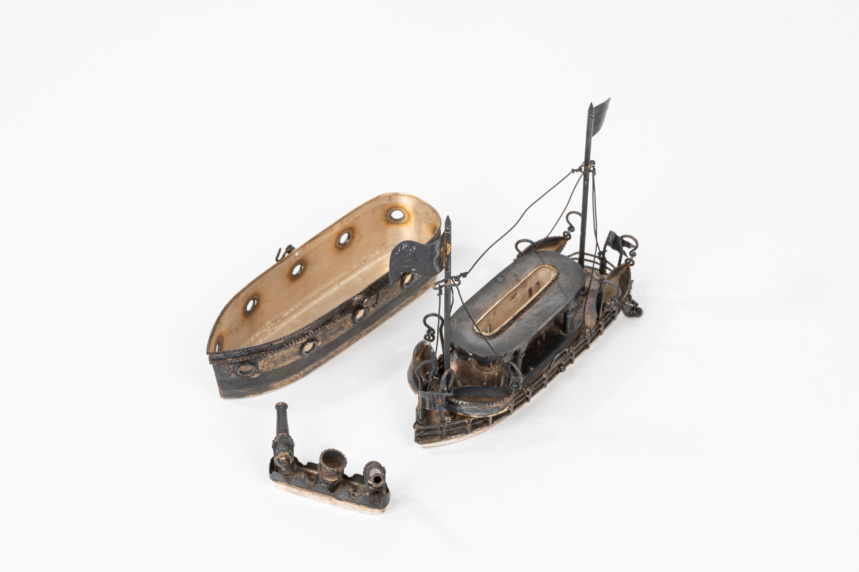 Scatola a Forma di Nave Cannoniera in Argento Dorato, Inizi Secolo XX