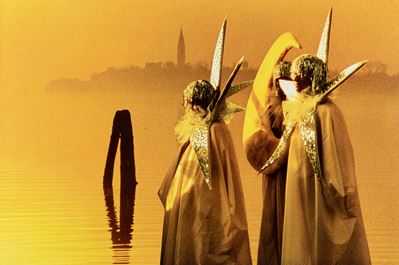 Carnevale con l'isola degli Armeni sullo sfondo, Venezia, stampa a getto d'inchiostro